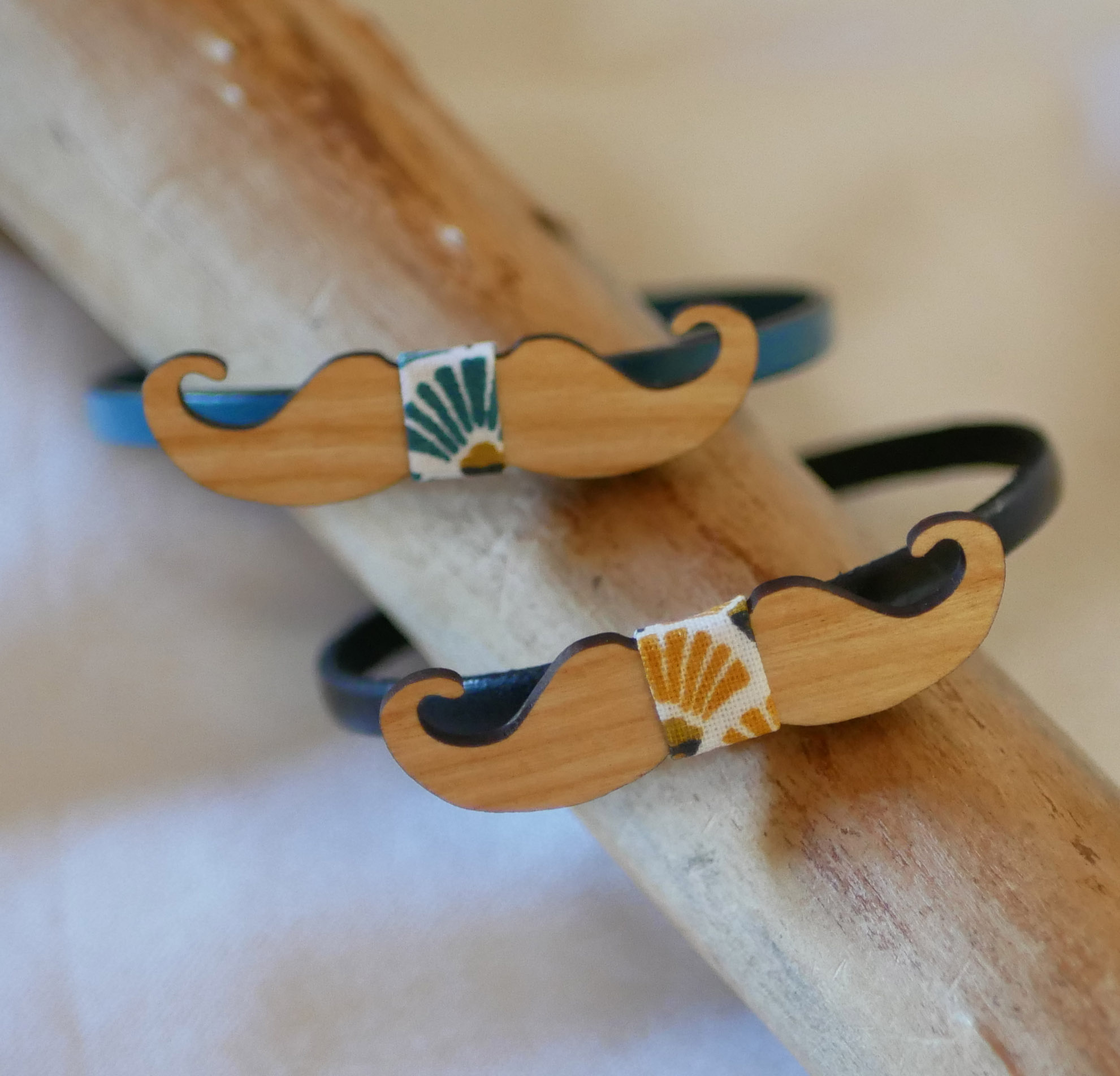 Bracelet cuir au noeud papillon miniature Moustaches en bois personnalisable