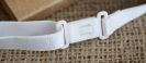 Attache blanc élastiquée (jusqu'à 50 cm) (+ 0.50 €)