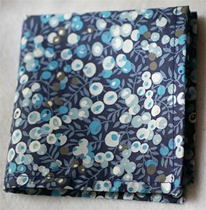 L13- Liberty Wiltshire bleu+Pochette carrée (+ 10.80 €)